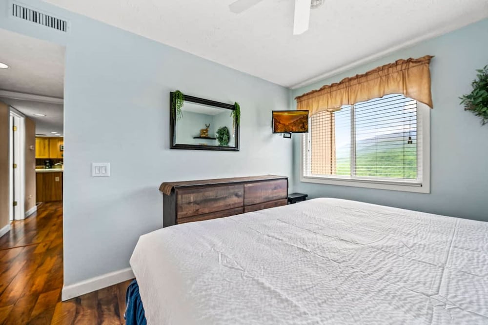 Sleeps 8 Pool Playground Mountain Views Hot Tub