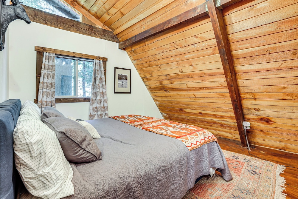3 Mi to Lake Arrowhead Village: Dog-friendly Cabin