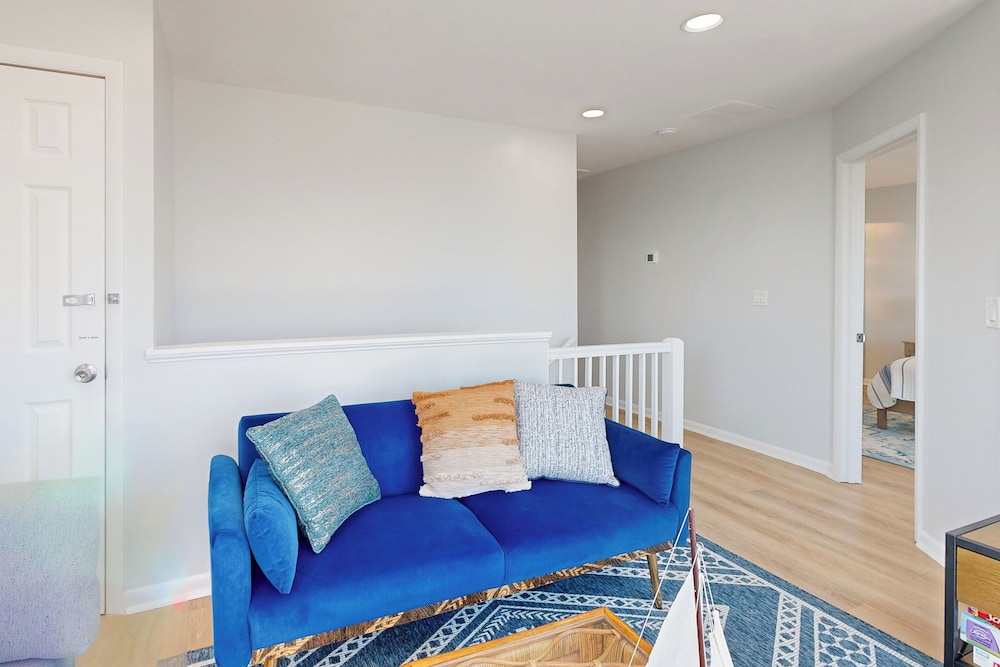 5BR Beachfront Home w/ Large Deck, Grill, W & D