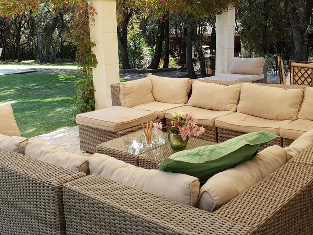 Villa in an Idyllic and Relaxing Setting Near Orange