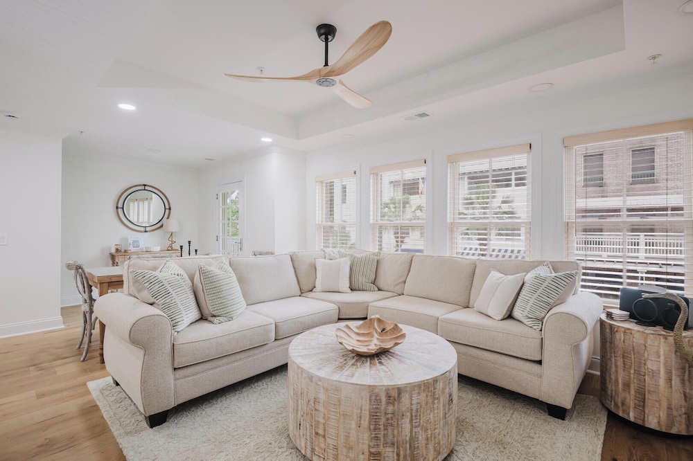 Lowcountry Landing! 3-story Townhouse in Old Town's Promenade