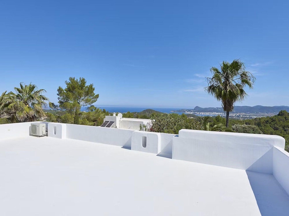 Idyllic Villa With Swimming Pool