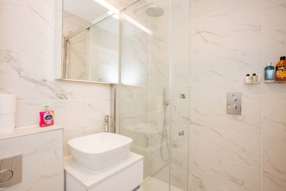 Designer 2 Bedroom Apartment in West London