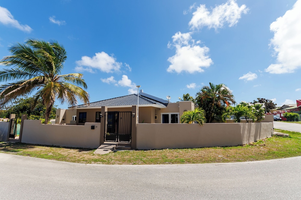 Las Palmeras Apartments