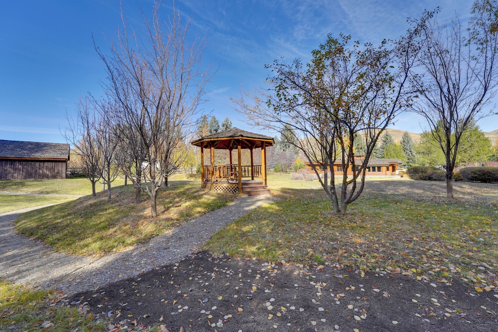 Sun Valley Log Home w/ Hot Tub & Mtn Views!