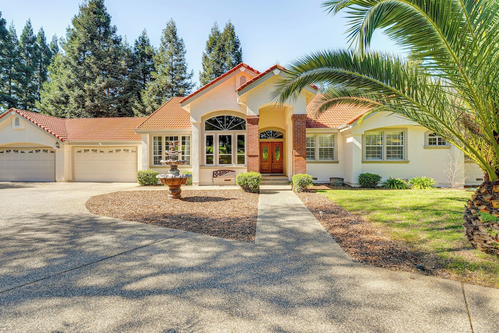 Luxe Vineyard Villa w/ Views & Fire Pit in Loomis!