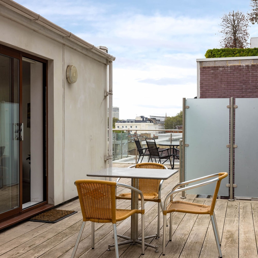 Penthouse With Views Across London