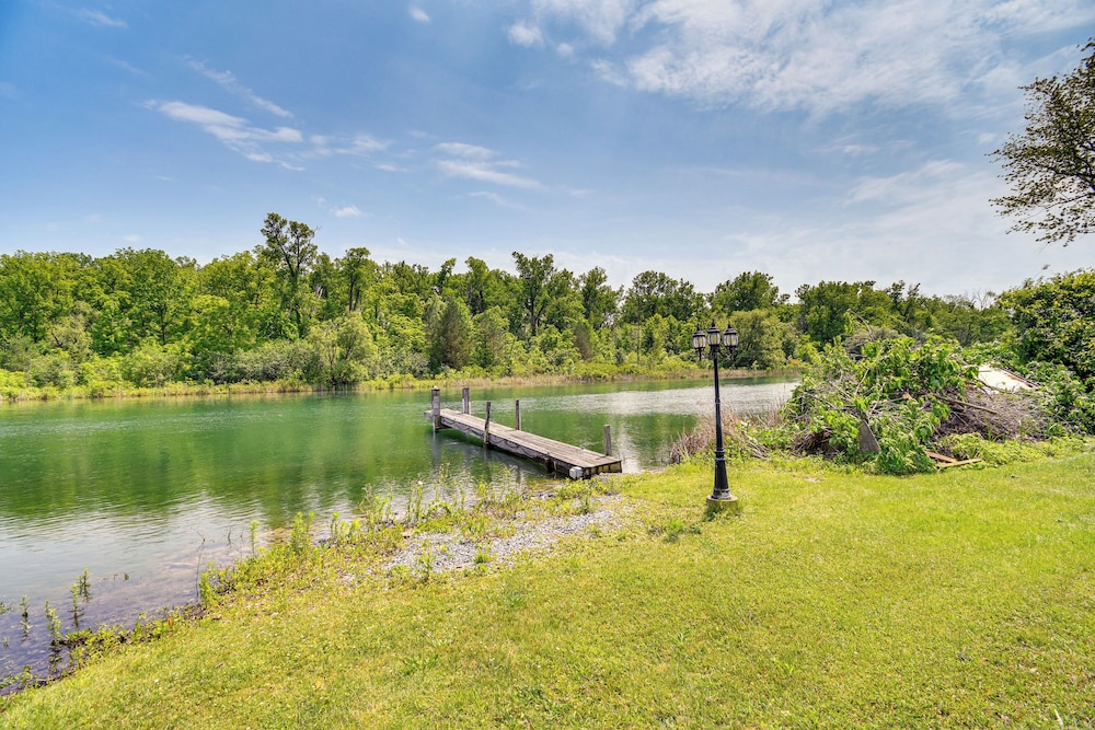 3 Mi to Seneca Lake: Couple's Apt w/ River Access