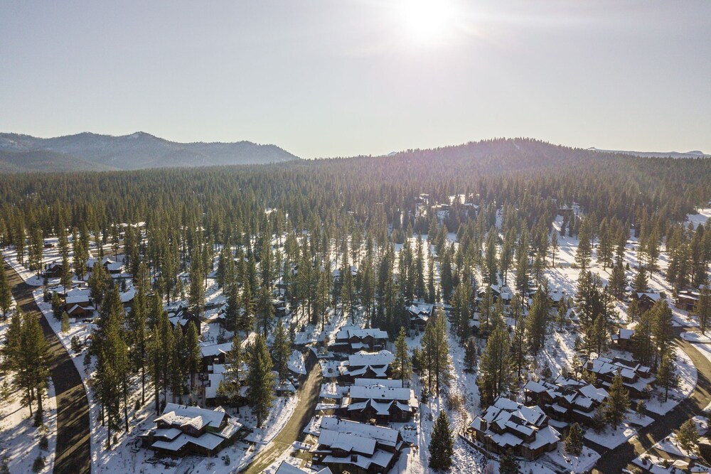 Maple by Avantstay Modern Mountain Home w Cozy Fire Pit 15 Mins frm Northstar