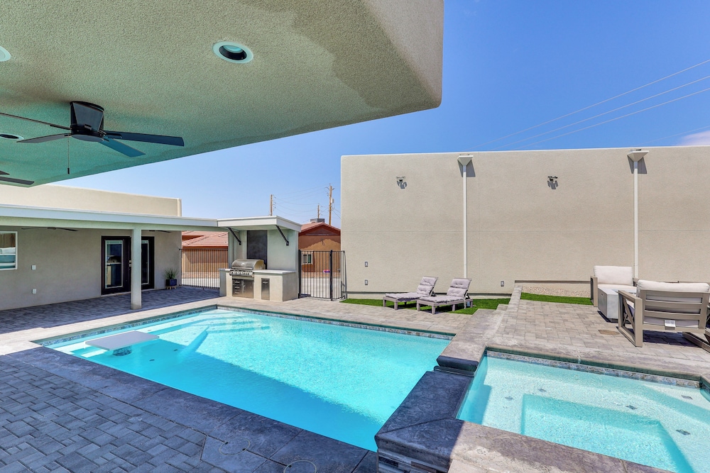 Casita + Chef's Kitchen: Lake Havasu Desert Oasis