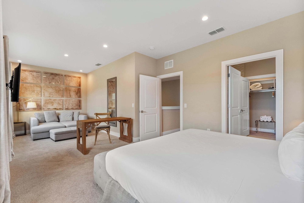 Minutes to Disney Chic Dream Villa With Stunning Patio and Resort Perks