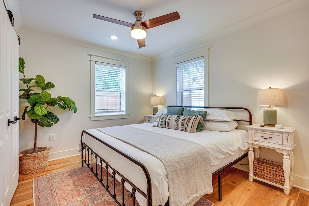Dtwn Retreat w/ Game Room! Walk to Hampton Park