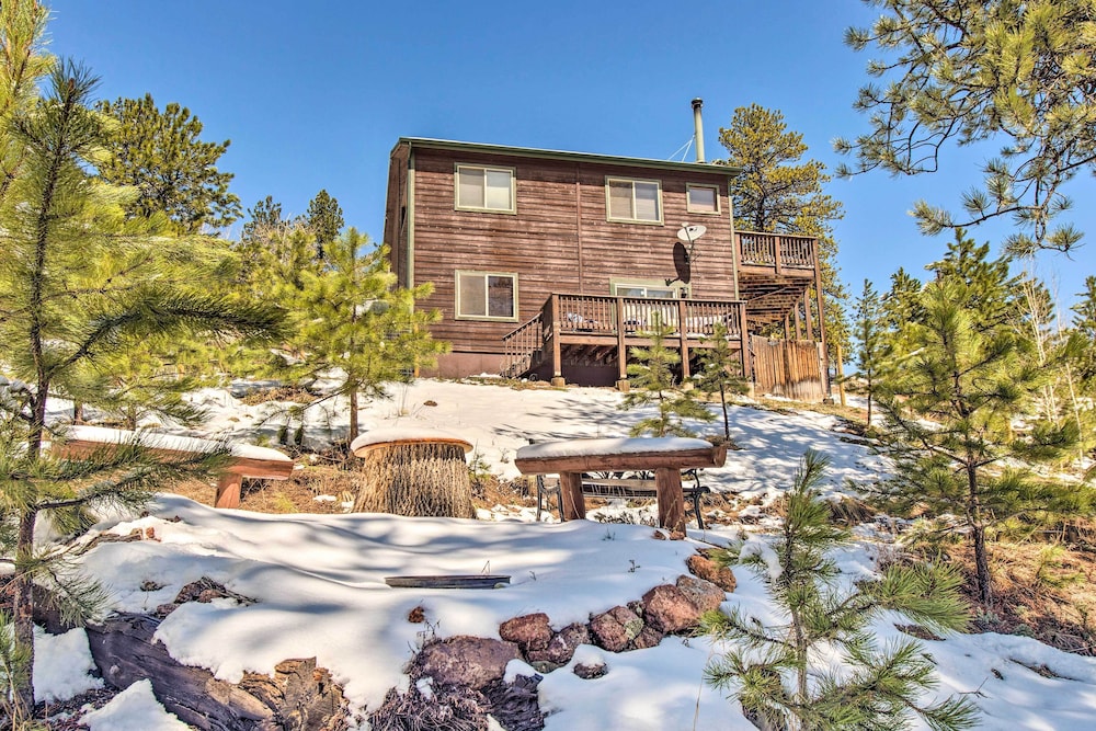 Cozy Bailey Cabin w/ Sweeping Mountain Views! view 2