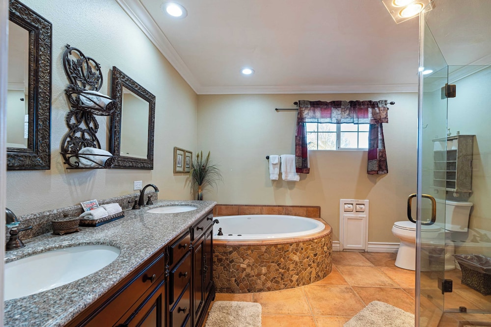 Victorian Manor In Paso Robles Wine Country + Pool, Hot Tub, Firepit, Tennis Court Sleeps 28