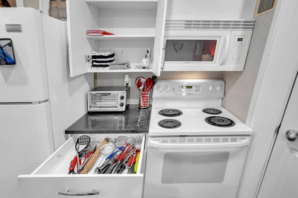 240 Spacious Modern Home w AC