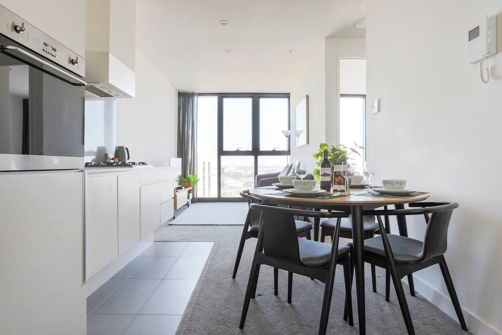 Southbank 2BR High City Views Enjoy Wine, Gym, Pool, Wifi