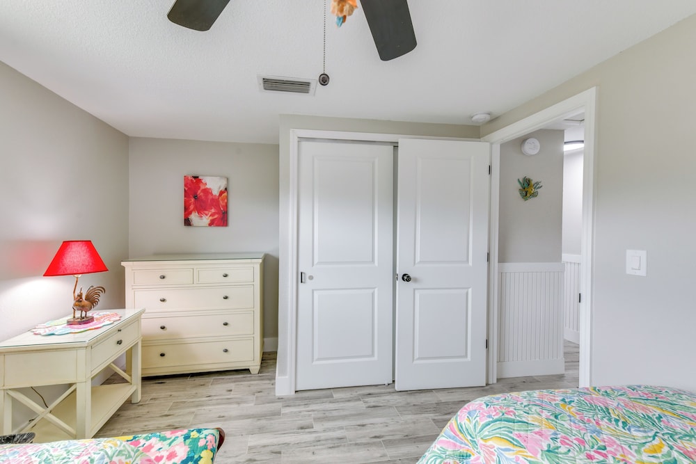 2 Blocks to Beach: Tropical Retreat in Anna Maria