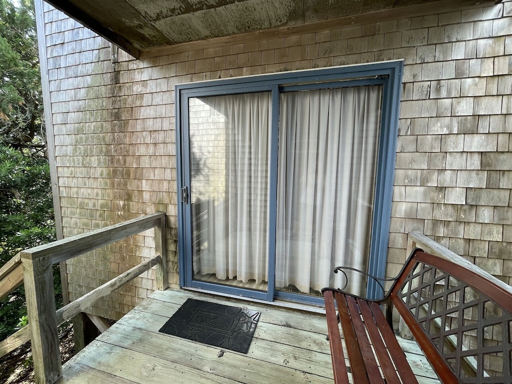 Will's Hideaway 3 Bedroom Cottage by RedAwning