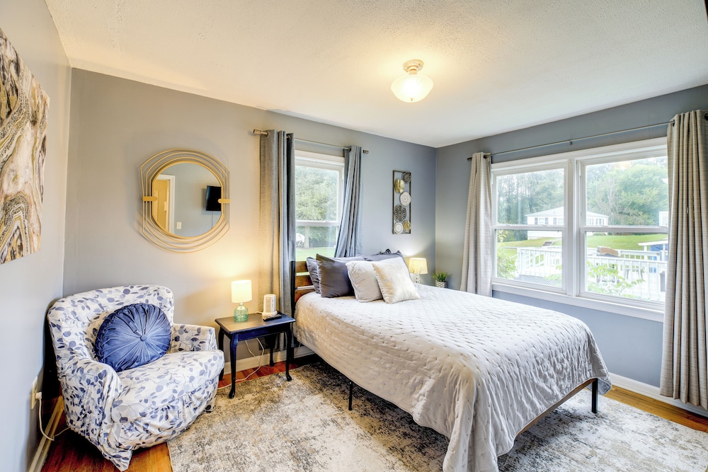 Cozy Home w/ Spacious Yard: 2 Mi to Dtwn Bristol