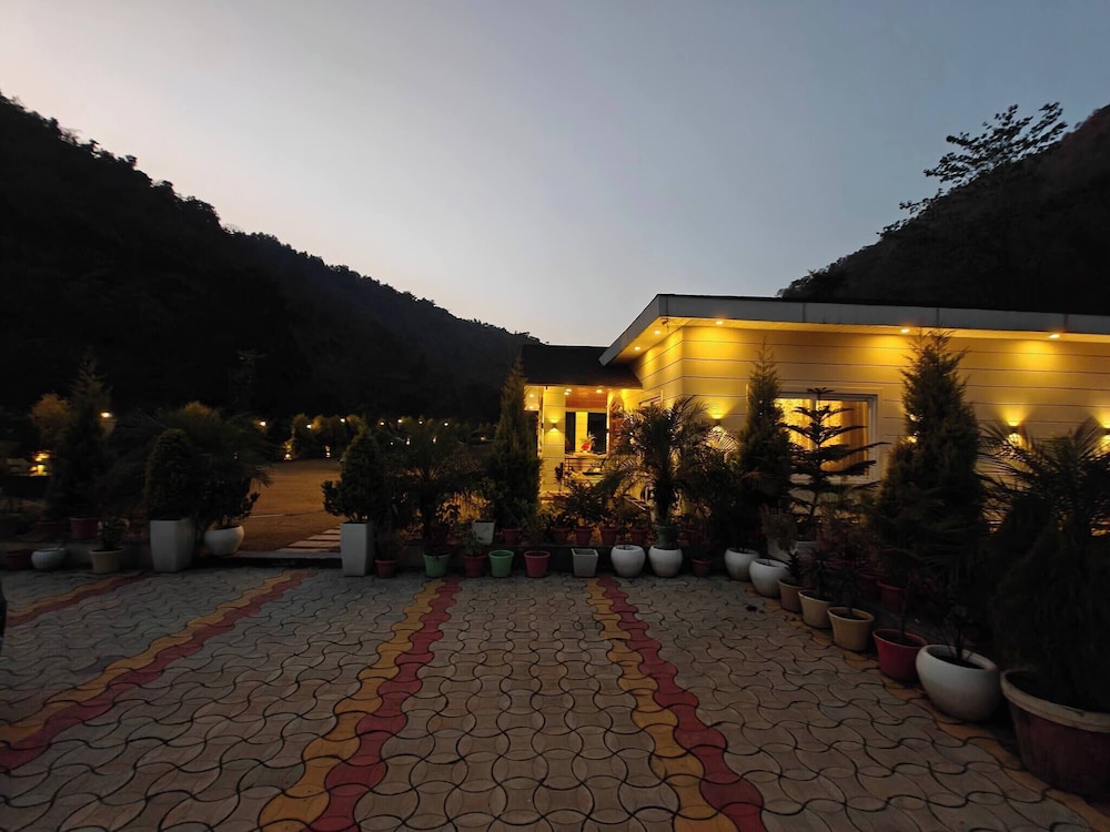 The Paradise - Luxury 3BR Villa Near the Airport in Dehradun