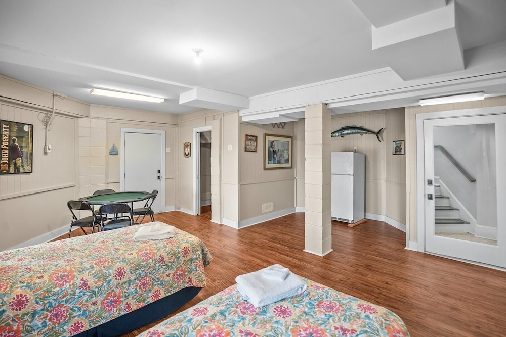 Elegant, Marsh-front 5-bed, 4-bath Home, Sleeps 12