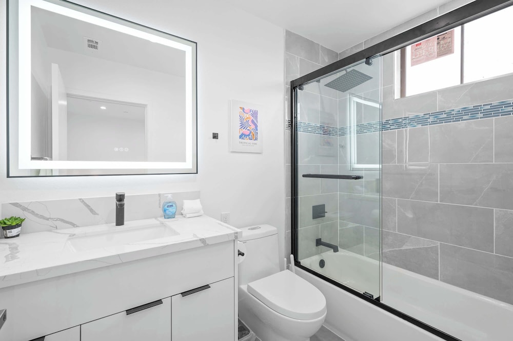 Not Affected by the Fire/modern 5BR Home With Full Amenities & Parking #2