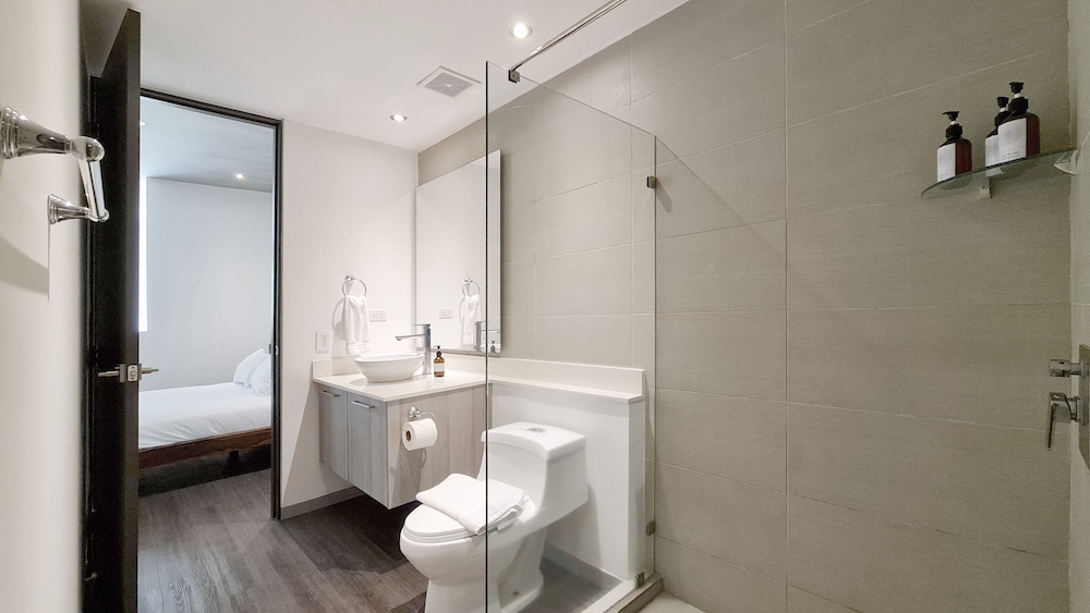 BEE Suites Santa Ana