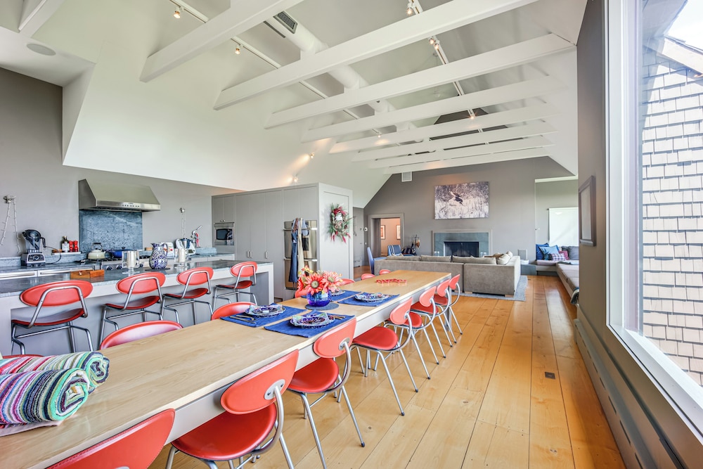 Group-friendly Newbury Stunner: Home Gym, Hot Tub!
