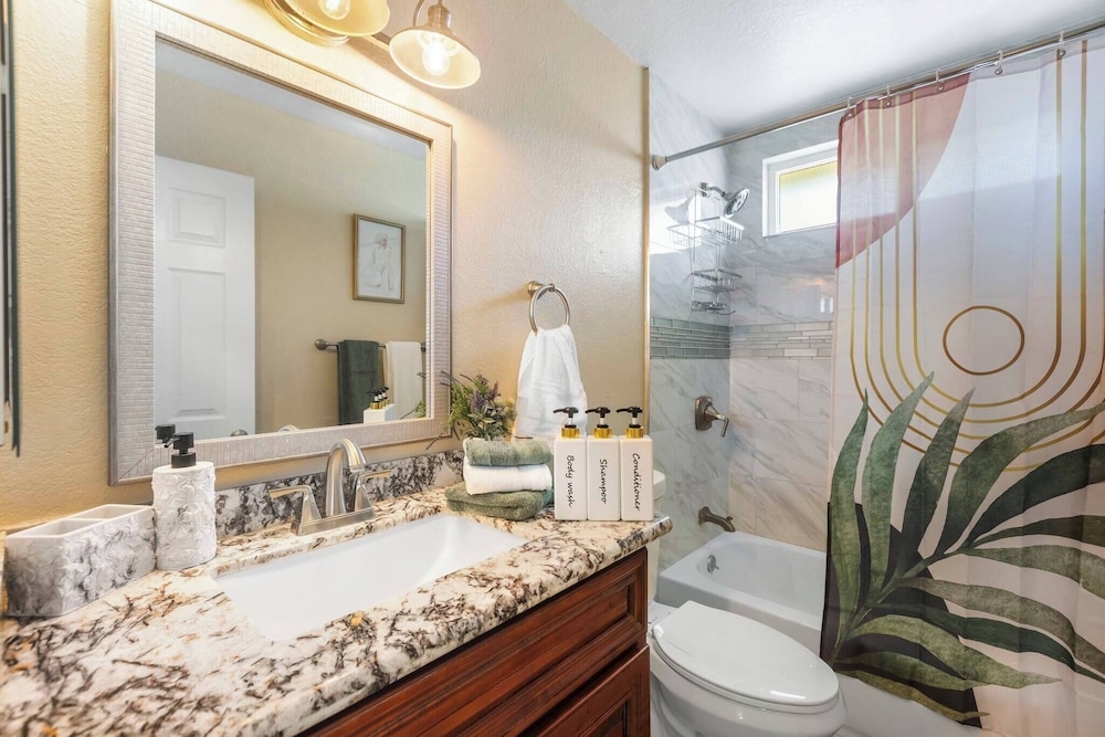 6 Beds 3 Baths Pool BBQ Near the Strip