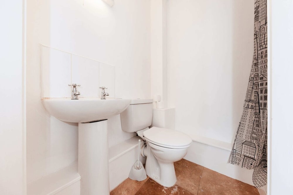 Exhilarating 2BD Flat With Outdoor Patio, Dublin!