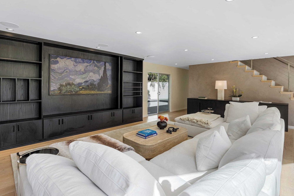 Luxury Hollywood Hills Home With Pool, Outdoor Dining & Iconic Views Skyline Chalet