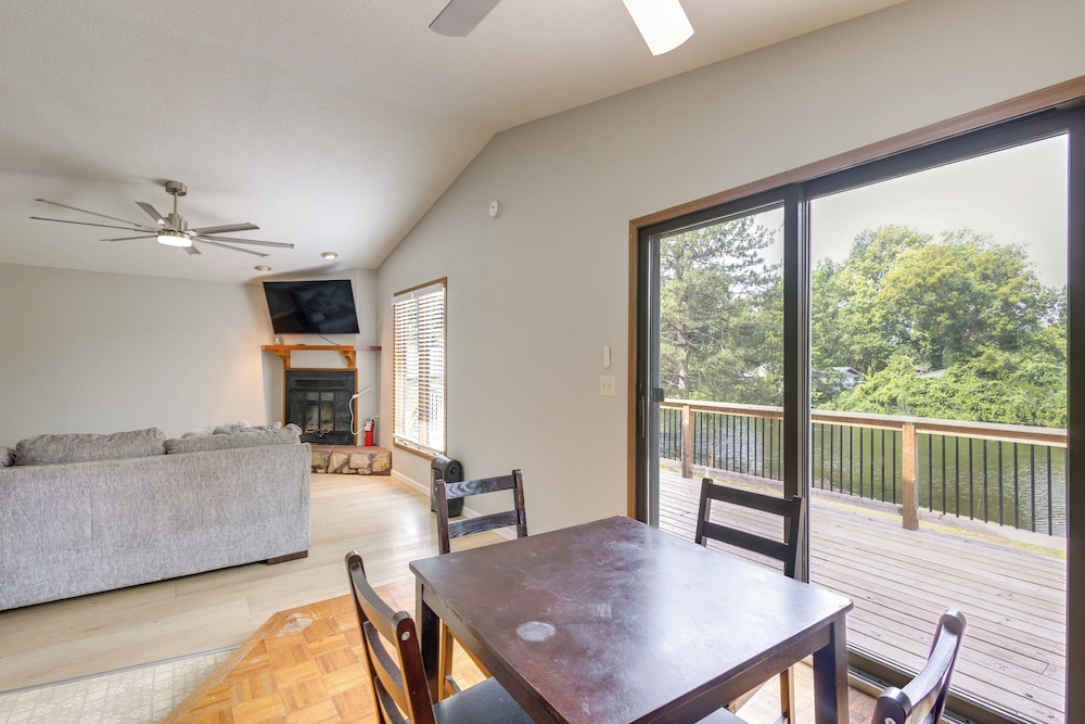 Lakefront Family Home 13 Mi From Gateway Arch!