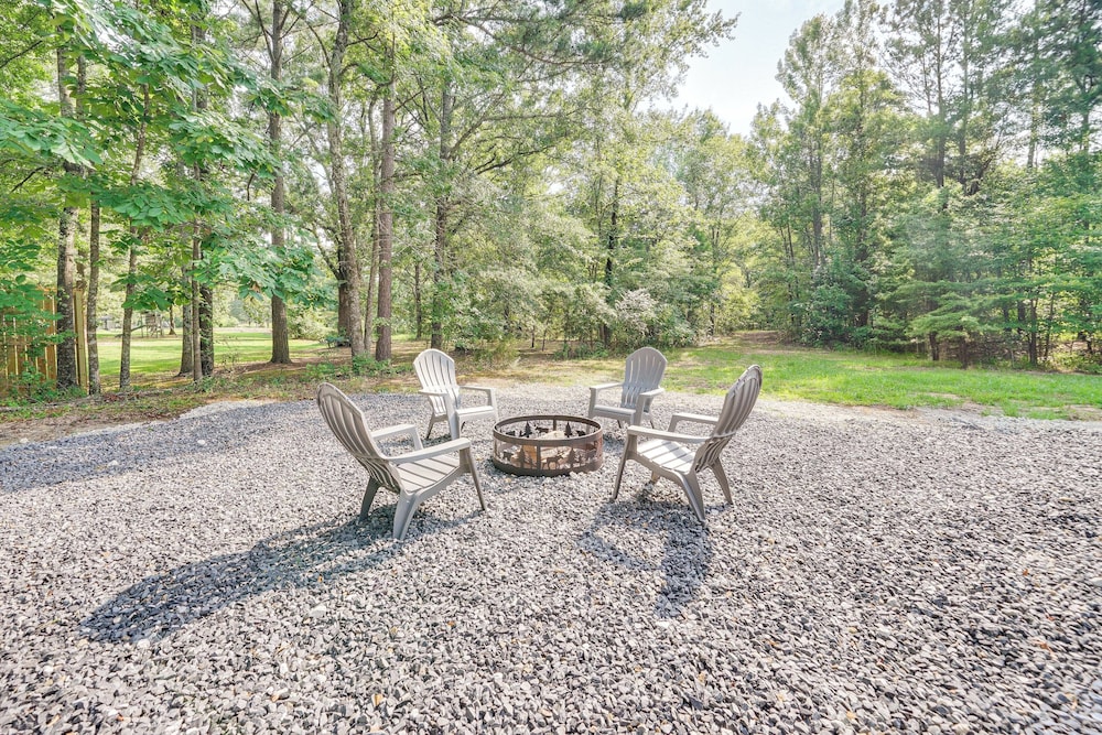 Couples Cabin in Broken Bow ~ 5 Mi to Downtown!