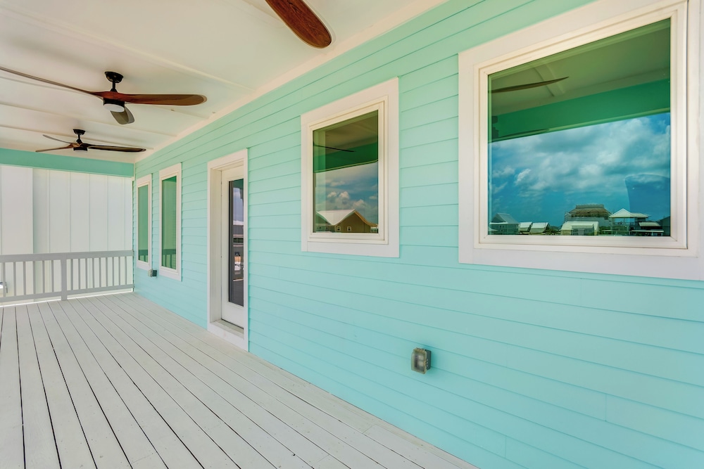 Walk to Beach: Home w/ Ocean View in Navarre!
