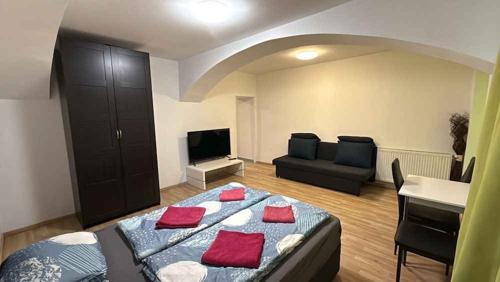 Beautiful 1BR Apartment Near Prater Park