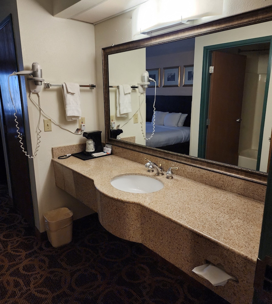 Hobbs Vacations - Premier Extended Stay Hobbs - Property Image 12