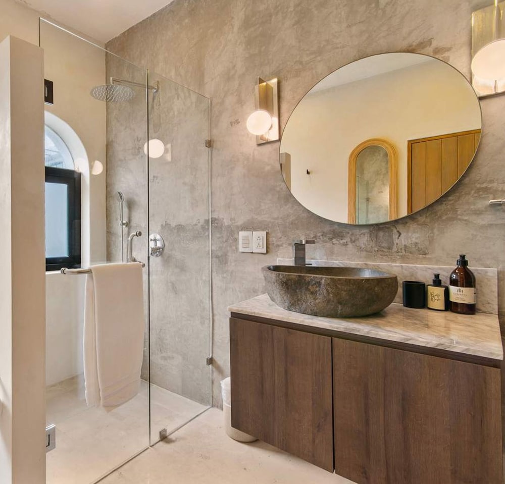 Prime 5th Ave Stay - 2BR With King Beds City Views
