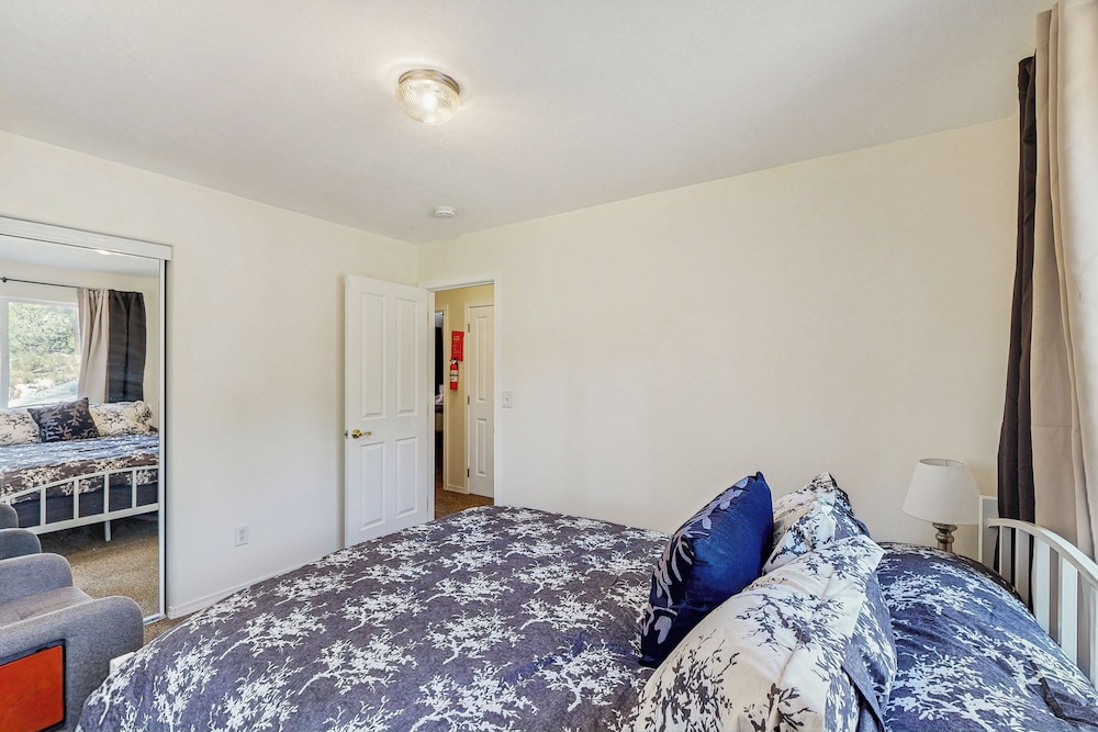 3BR House w/ Lake Views, Full Kitchen, A/C & Wifi