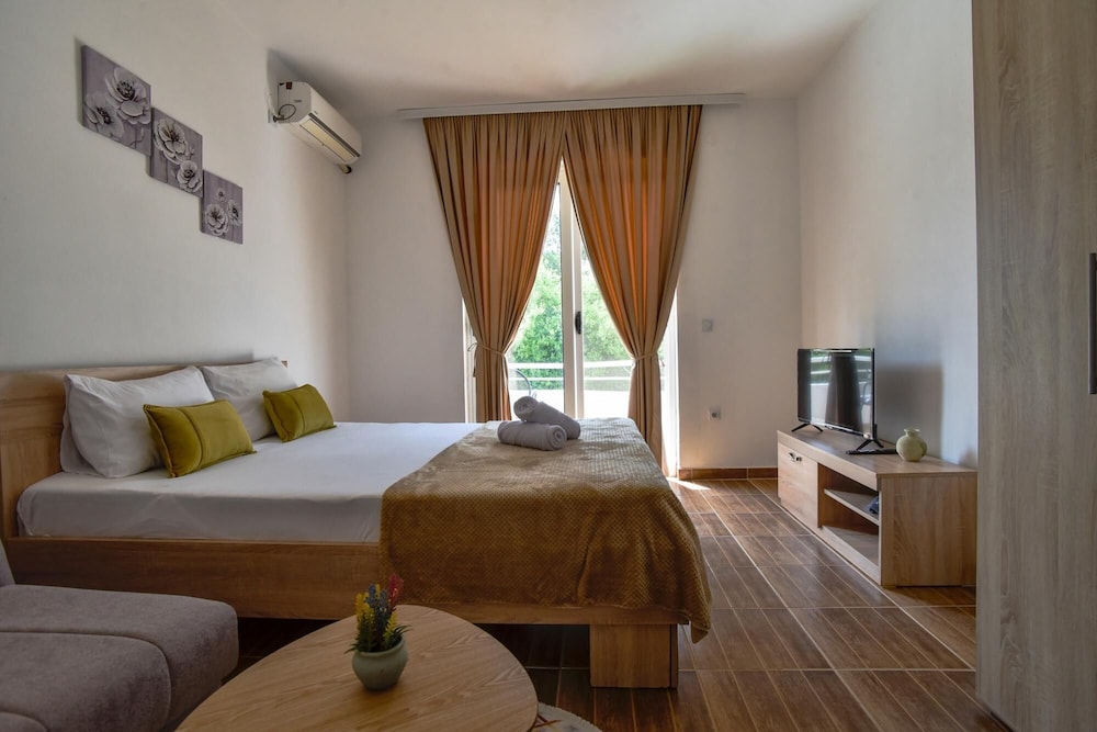Vacation Flat w Garden and Balcony in Ulcinj photo 4