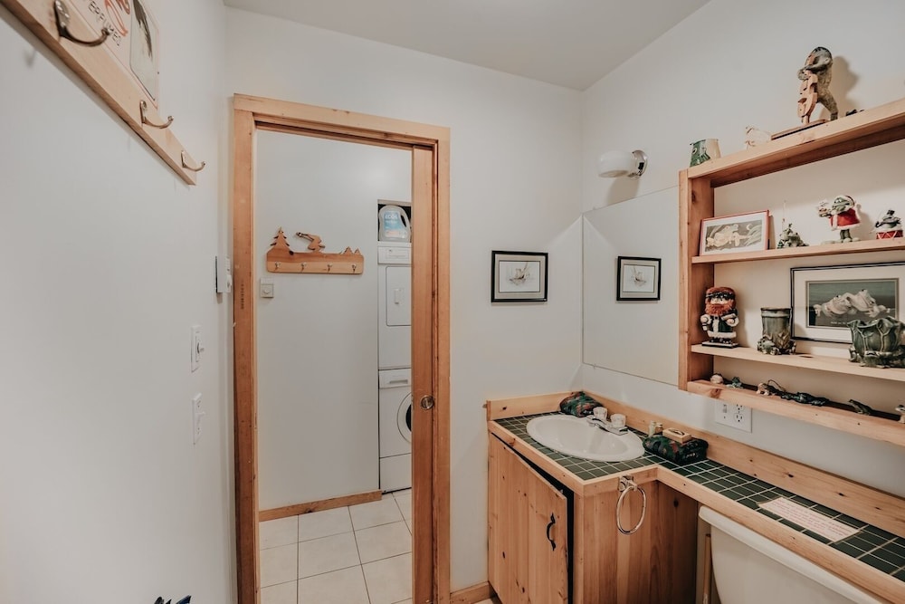 32mbr - Bbq - Pets Ok - Wood Stove - Sleeps 7 3 Bedroom Home by RedAwning