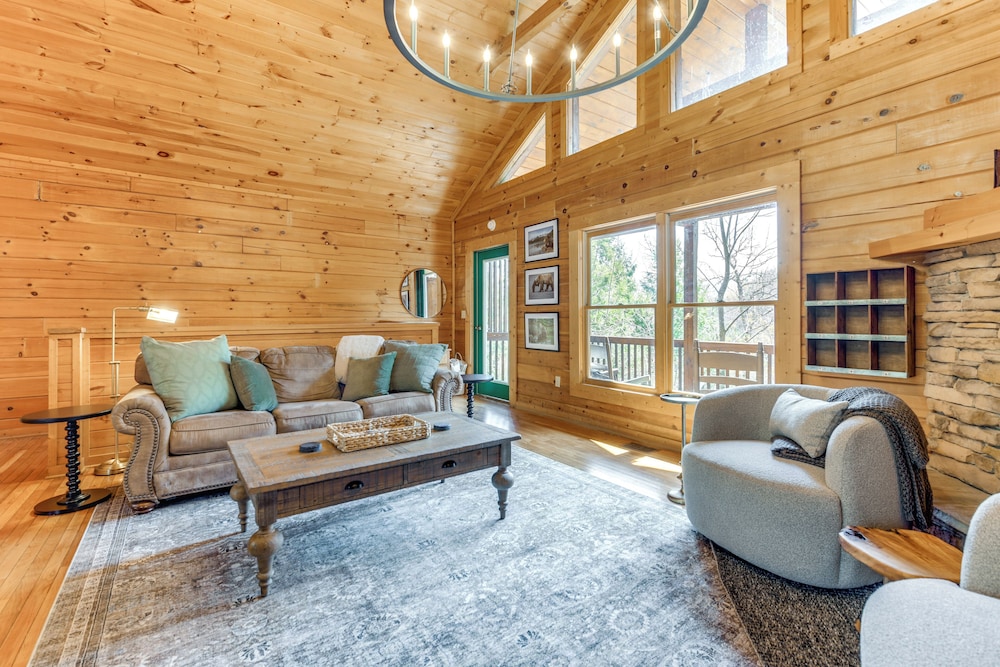 Smoky Mtn Escape w/ Hot Tub: 4 Mi to Gatlinburg!
