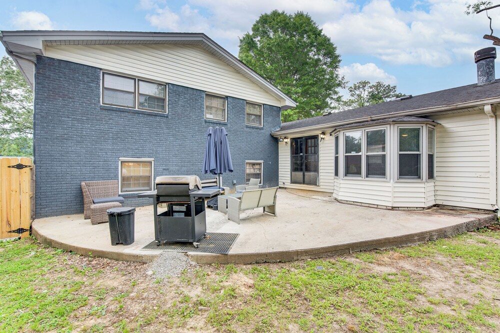 6 Mi to Airport: Riverdale Home w/ Private Pool!