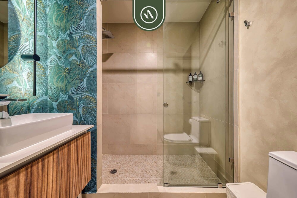 Luxury 2 BR Condo Near Beaches - Pools - Gym