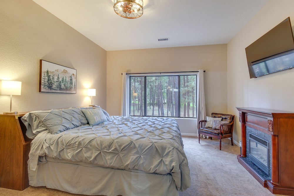 Game Room, Fire Pit, Deck: Remodeled Pinetop Cabin