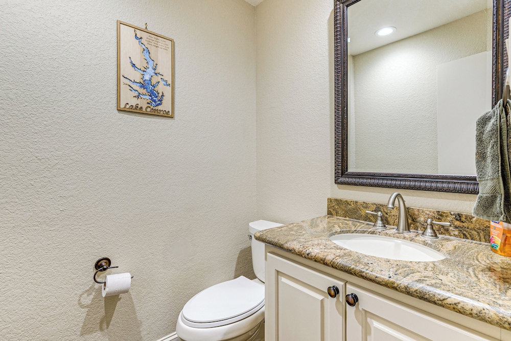 Private Boat Dock & Slip: Luxe Lake Conroe Gem!