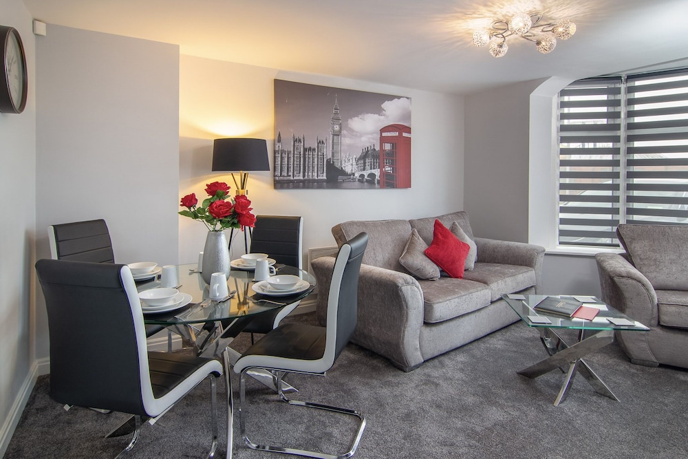 2 Bedrooms Sleeps 7 Near Top Blackpool Attractions view 3
