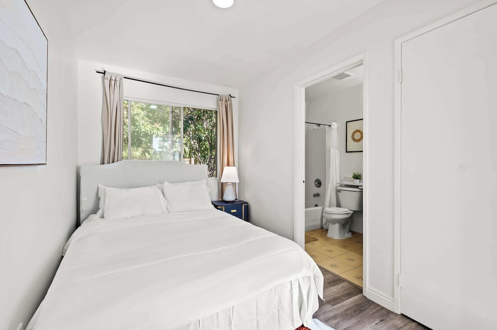 Modern Hotel-style Suite in Monterey Park Near LA