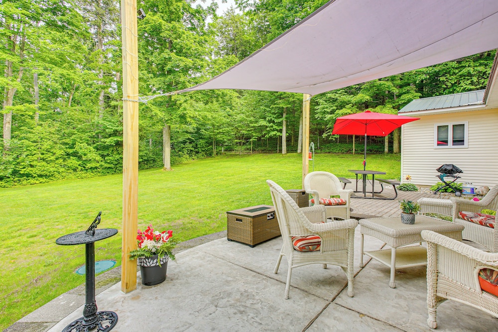 Cozy Michigan Retreat Near Sleeping Bear Dunes! view 3