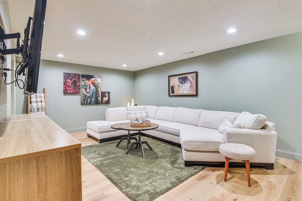Ski, Hike & More: Homey Huntsville Retreat!