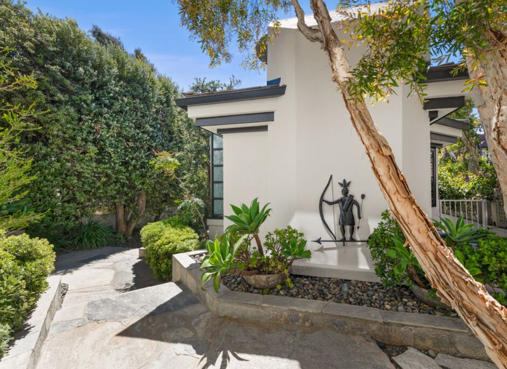 Villa BB2 in Malibu With 4 Bedrooms and 5 Bathrooms view 2